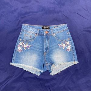 Floral embroidered mid-rise denim shorts
